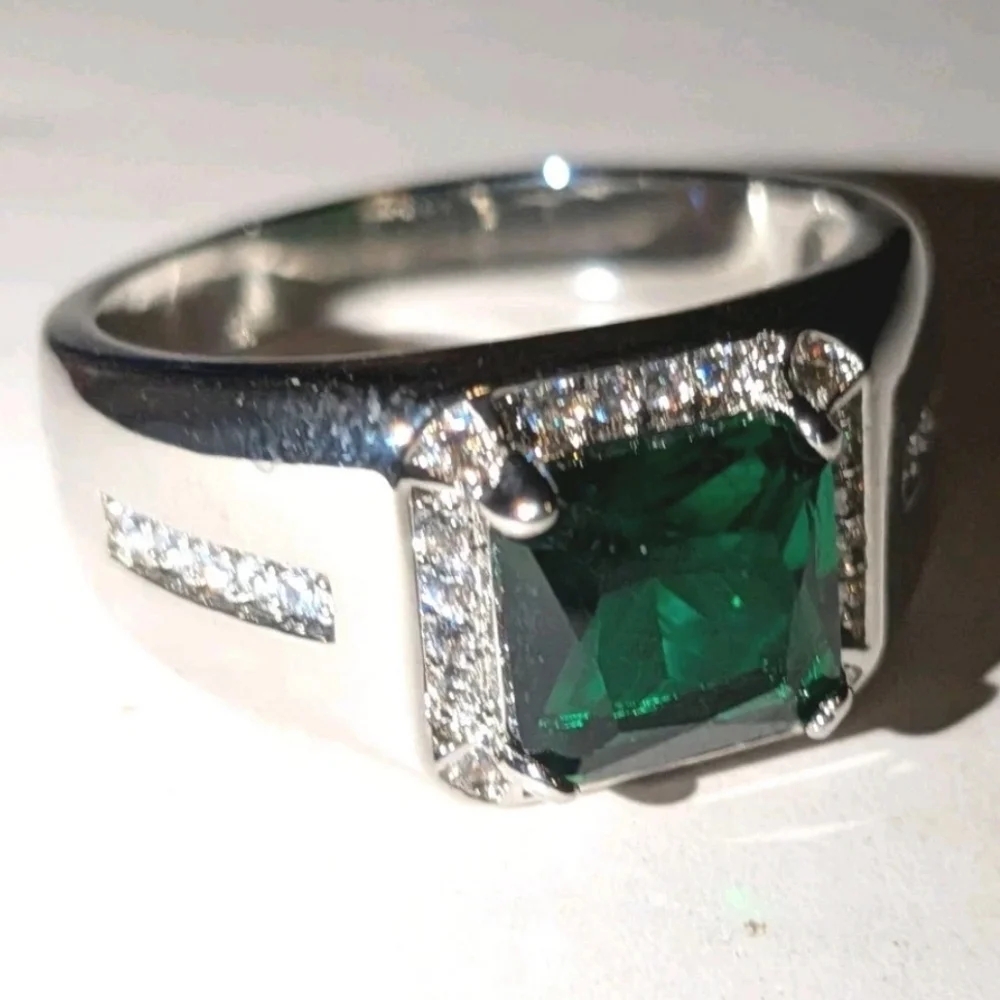 Silvery Classic Men's emerald green Gemstone Lab Created Diamond Ring Size 9